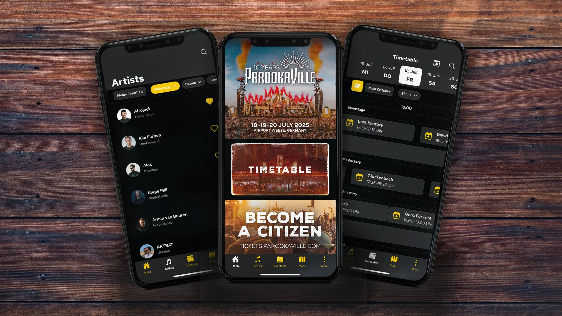 Drei Smartphones zeigen die Benutzeroberfläche der PAROOKAVILLE App: Künstlerliste, Festival-Timetable und Startbildschirm mit Infos zum Festival 2025. Die App bietet Funktionen wie Artist Übersicht, Timetable, interaktive Map und Ticket-Infos. Hintergrund ist eine Holzoberfläche.