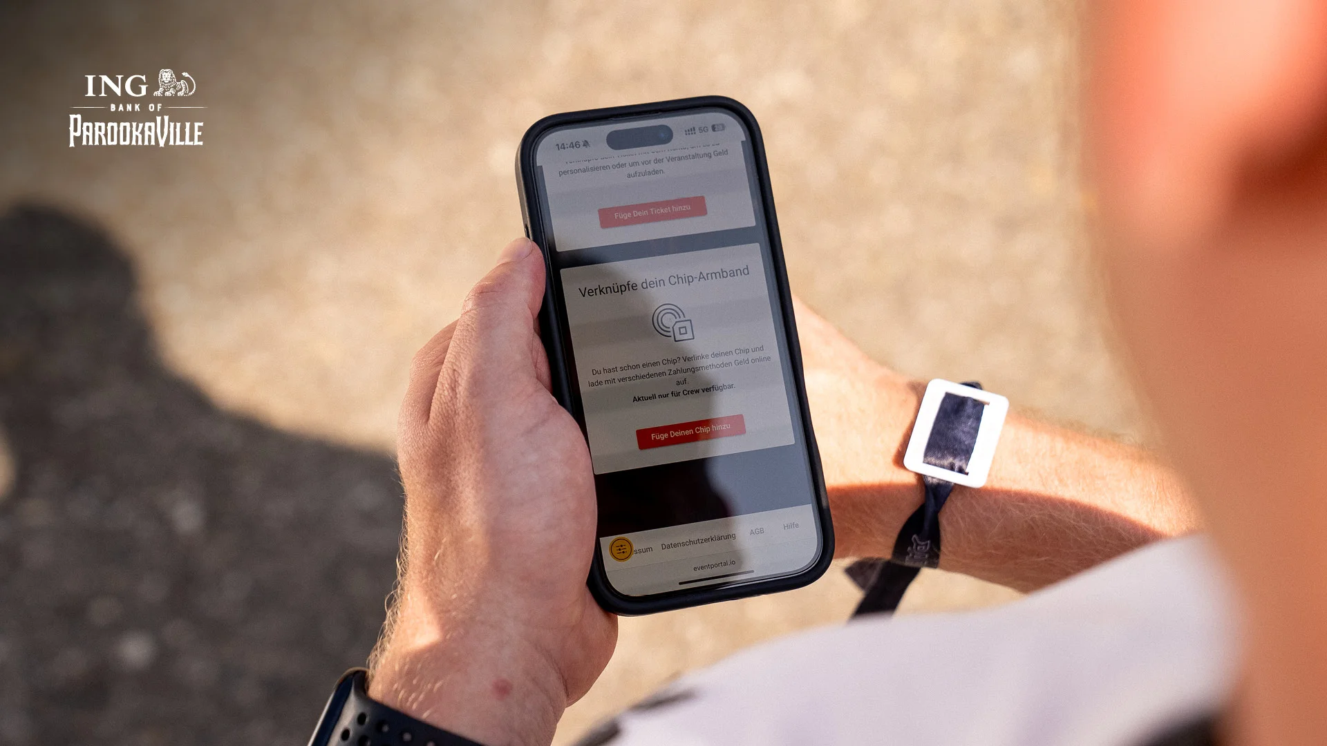 Person mit Festival-Armband verbindet am Smartphone ihr Chip-Armband im Eventportal für das Cashless Payment – Nahaufnahme des Bildschirms mit der Option „Füge Deinen Chip hinzu“.